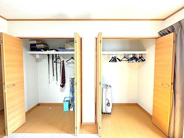 ～全居室収納付きでスッキリ～ ・全居室には収納が備え付けられております。 ・収納量も豊富でスッキリ片付きそうです。