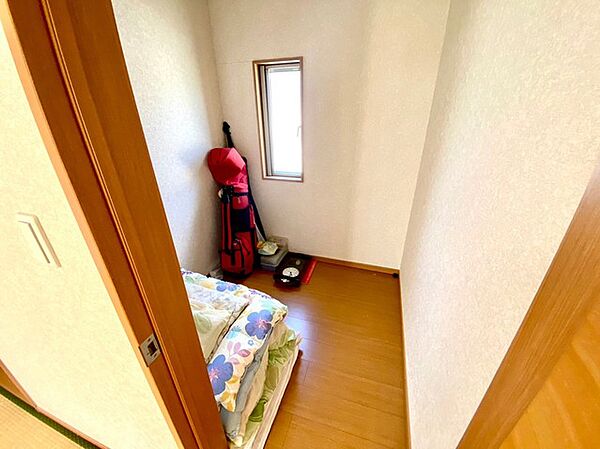 ～広々した「納戸」をご用意～ ・本来の用途である収納としてはもちろん、テレワークスペースとしてもご利用可能な納戸をご用意。 ・広さの感覚など、ぜひ現地でご体感くださいませ。