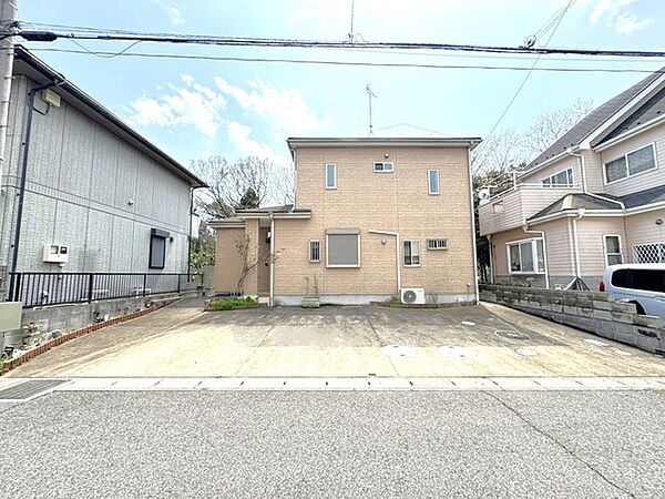 ～閑静な住宅街の立地～ ・周辺は閑静な住宅街となっておりますので、静かな暮らしをご実現いただけます。 ・前面道路の交通量も多くないので、小さなお子様がいるご家庭でもご安心ですね。
