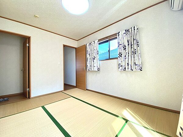 ～2面採光の明るいお部屋～ ・和室は2面採光とする事で穏やかな陽の入る明るい空間となっております。 ・くつろぎのプライベート時間を明るい空間で穏やかにお過ごしいただけます。