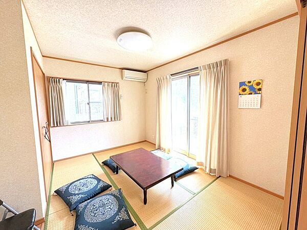 ～「和みの部屋」和室をご用意～ ・ゴロンと寝転がったり、お子様のいるご家庭ではお子様を寝かしつけたり、などご活用いただける和室をご用意。 ・やはり畳の香りは心が落ち着きますね。
