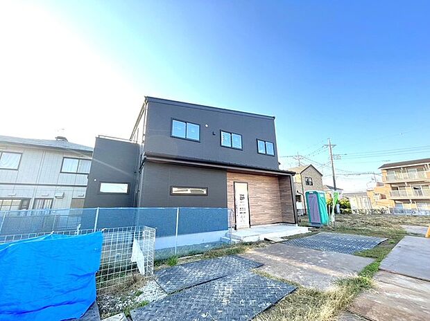 〜閑静な住宅街の立地〜 ・周辺は閑静な住宅街となっておりますので、静かな暮らしをご実現いただけます。 ・前面道路の交通量も多くないので、小さなお子様がいるご家庭でもご安心ですね。 