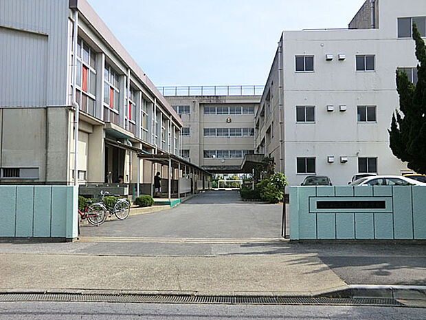 新松戸南中学校（750m）