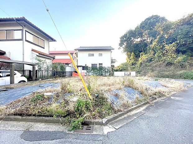 〜ベタ基礎でしっかりとした土台〜 ・コンクリートの中に鉄筋を配し強度を高めた「ベタ基礎」を採用。 ・しっかりとした土台を造ったうえで、その上に建物が築造されていきます。 