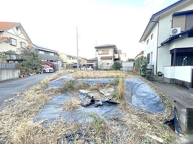 〜閑静な住宅街の立地〜 ・周辺は閑静な住宅街となっておりますので、静かな暮らしをご実現いただけます。 ・前面道路の交通量も多くないので、小さなお子様がいるご家庭でもご安心ですね。 