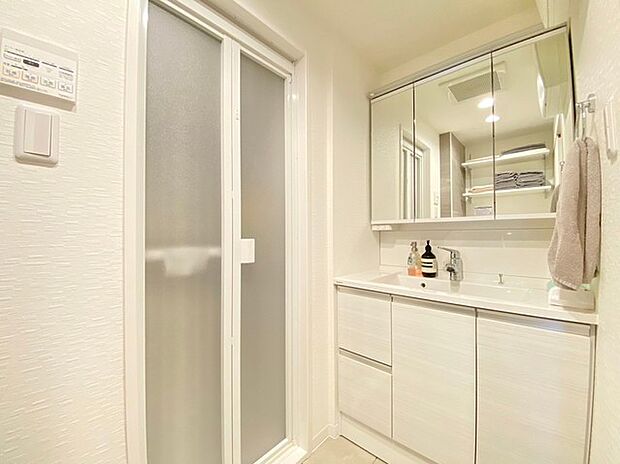 〜大きな鏡を採用した洗面台〜 ・洗面台は一面の大型鏡を採用する事でホテルライクな仕様に。大型の鏡で朝の準備などもはかどりますね。 ・洗面台下のパイプスペースは収納としてご利用可能です。 