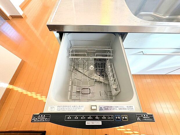 〜食器洗浄機を標準装備〜 ・キッチンにはビルトインタイプの食器洗浄機を標準装備。 ・家事にかける時間を削減でき、「自分時間」を増やすことができる嬉しいアイテムです。 