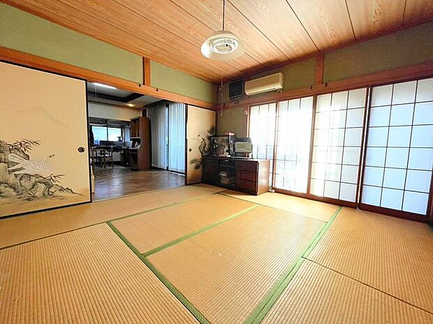 〜明るい日差しの差し込む和室〜 ・南側は大きく窓を設けており、しっかりと日差しが差し込みます。