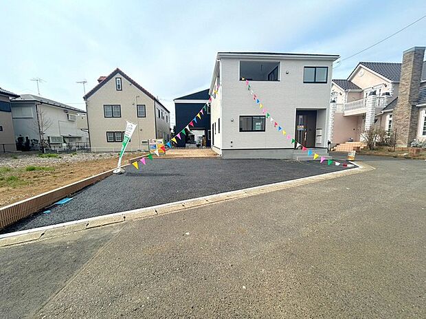 〜駐車場は2台分ご用意〜 ・駐車場は2台分ございますので、車通勤の方や複数台お持ちの方にもお勧めのお住まいです。 ・カーポートなどのオプションもお気軽にご相談くださいませ。 