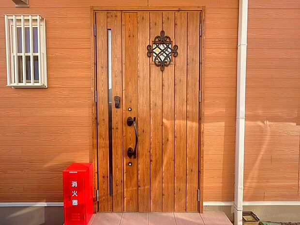 〜デザイン性に優れた玄関〜 ・モダンなデザインの玄関ドアを採用する事でお住まいの「顔」の印象が大きく変わります。 ・毎日帰宅した際に嬉しくなる仕様です。 
