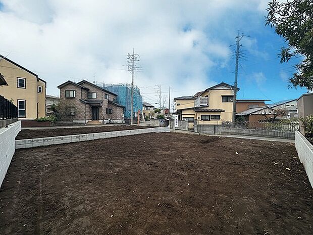 〜ベタ基礎でしっかりとした土台〜 ・コンクリートの中に鉄筋を配し強度を高めた「ベタ基礎」を採用。 ・しっかりとした土台を造ったうえで、その上に建物が築造されていきます。 