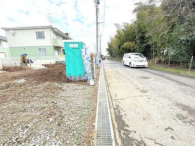 〜十分な広さのある前面道路〜 ・前面道路は約6ｍございますので、お車でのすれ違いも楽々で余計なストレスがかかりません。 ・日々お車での移動が多い方には大切なポイントですね。 