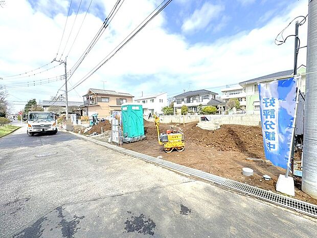 〜閑静な住宅街の立地〜 ・周辺は閑静な住宅街となっておりますので、静かな暮らしをご実現いただけます。 ・前面道路の交通量も多くないので、小さなお子様がいるご家庭でもご安心ですね。 