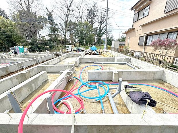 〜ベタ基礎でしっかりとした土台〜 ・コンクリートの中に鉄筋を配し強度を高めた「ベタ基礎」を採用。 ・しっかりとした土台を造ったうえで、その上に建物が築造されていきます。 