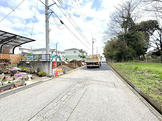 〜十分な広さのある前面道路〜 ・前面道路は約6ｍございますので、お車でのすれ違いも楽々で余計なストレスがかかりません。 ・日々お車での移動が多い方には大切なポイントですね。 