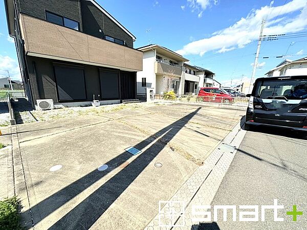 ～駐車場は3台分ご用意～ ・駐車場は3台分ございますので、車通勤の方や複数台お持ちの方にもお勧めのお住まいです。 ・ご来客の際も安心の余裕の敷地です。
