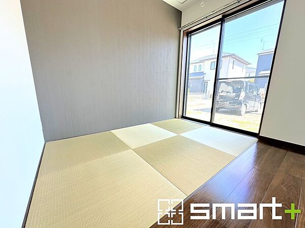 ～使い勝手の良い「和洋室」～ ・畳敷きに建具は洋風、というハイブリッド型の「和洋室」。和室と洋室の良い所を組み合わせたお部屋です。 ・やはり畳の香りは心が落ち着きますね。