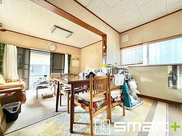 ～穏やかな陽の入るＬＤＫ～ ・大きな窓のあるＬＤＫは陽当りも良好で明るい空間となっております。 ・ご家族団らんなど過ごす時間の多いＬＤＫが明るいのは嬉しいポイントですね。