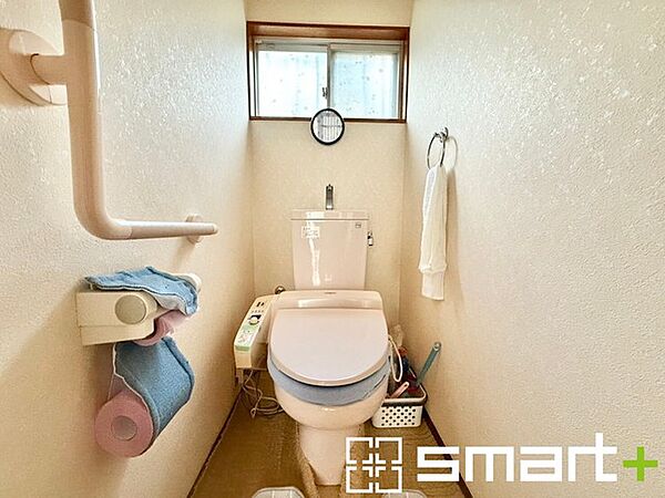 ～やはり便利なタンク式トイレ～ ・最近はタンクレストイレもございますが、タンク式の場合は停電時もお水を流すことが可能。 ・故障時なども比較的費用が安くなるなど、メリットが多くなります。