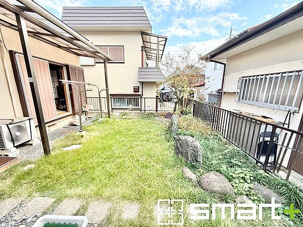 ～広々したお庭のある邸宅～ ・余裕の敷地には広いお庭もご用意。 ・ガーデニングや安らぎの空間として、倉庫を置いたりと様々な活用が可能です。 ・人工芝の敷設などもお気軽にご相談くださいませ。