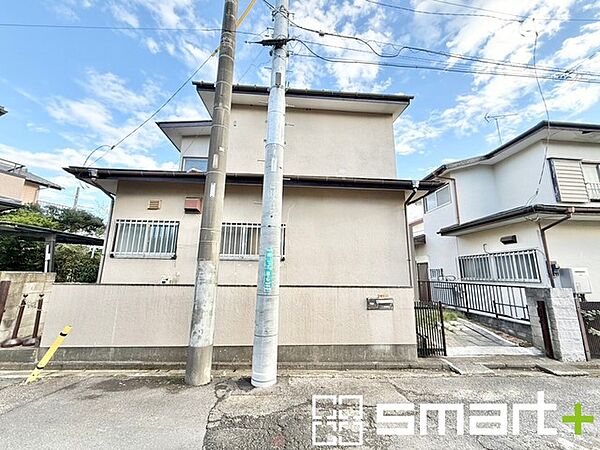 ～閑静な住宅街の立地～ ・周辺は閑静な住宅街となっておりますので、静かな暮らしをご実現いただけます。 ・前面道路の交通量も多くないので、小さなお子様がいるご家庭でもご安心ですね。