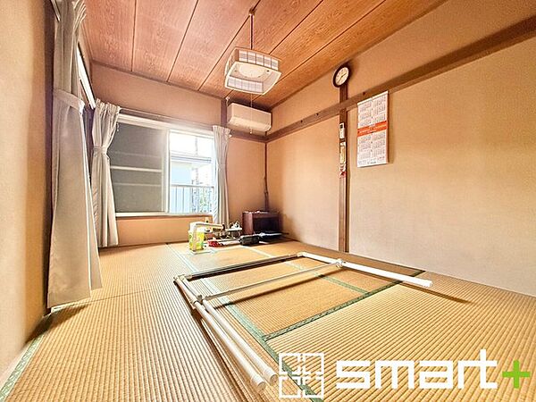 ～「和みの部屋」和室をご用意～ ・ゴロンと寝転がったり、お子様のいるご家庭ではお子様を寝かしつけたり、などご活用いただける和室をご用意。 ・やはり畳の香りは心が落ち着きますね。