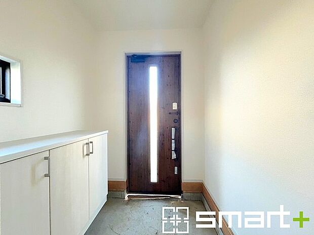 〜十分な容量のシューズボックス〜 ・備え付けのシューズボックスは充分な容量を確保。 ・より大型のものへのご変更などご希望の方もお気軽にご相談くださいませ。 