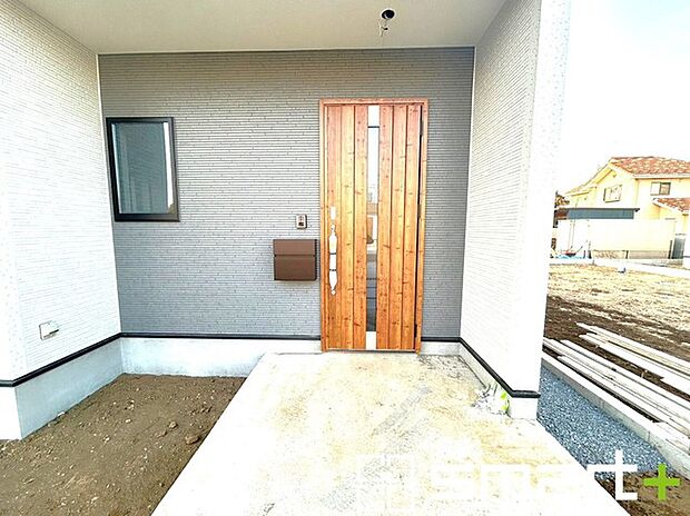 〜お住まいの顔「玄関」〜 ・玄関ドアの上にはもちろん軒がございますので、雨の日でも濡れずに鍵の開閉が可能です。 ・鍵は防犯性に優れたディンプルキーを採用。 