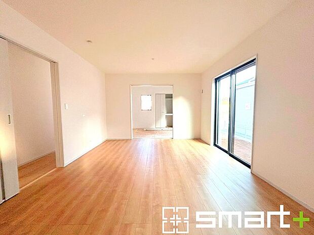 〜ナチュラルな色彩のＬＤＫ〜 ・自然な風合いの色味で纏められたＬＤＫは家具のコーディネートもしやすくなっております。 ・どんなインテリアにするか、考えるだけでも楽しくなりますね。 