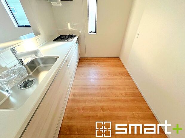 〜使い勝手の良いシステムキッチン〜 ・料理がしやすい設計のキッチンでお料理もはかどりますね。 ・もちろんキッチン下部は収納になっておりますので、フライパンなども収納可能です。 