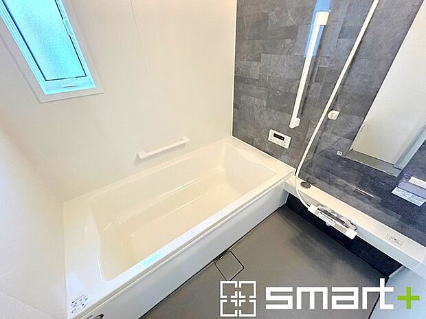 〜暖房乾燥機付きの浴室〜 ・ヒートショック対策にもなる浴室暖房を標準装備。冬場でも暖かくしてからご入浴が可能です。 ・もちろん乾燥機も付いておりますので、雨の日でも洗濯物を干せますよ。 