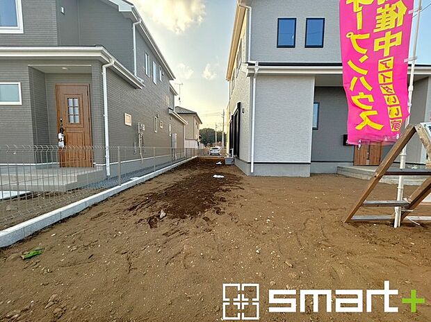 〜広々したお庭のある邸宅〜 ・余裕の敷地には広いお庭もご用意。 ・ガーデニングや安らぎの空間として、倉庫を置いたりと様々な活用が可能です。 ・人工芝の敷設などもお気軽にご相談くださいませ。 