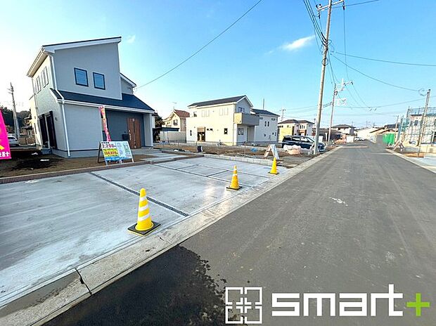 〜十分な広さのある前面道路〜 ・前面道路は約6ｍございますので、お車でのすれ違いも楽々で余計なストレスがかかりません。 ・日々お車での移動が多い方には大切なポイントですね。 