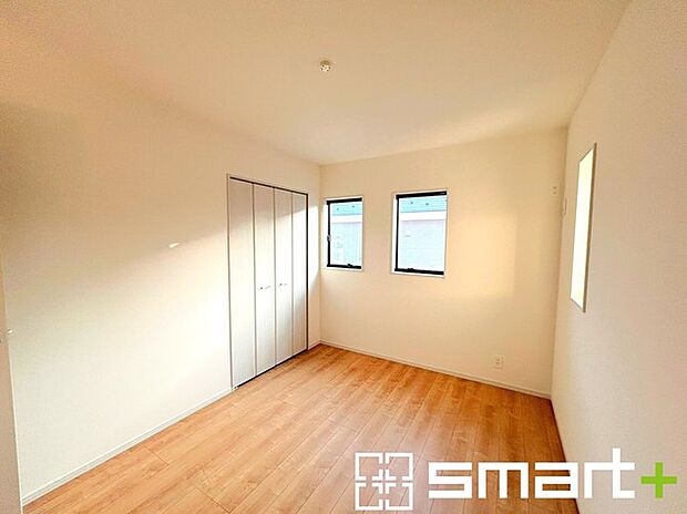 〜収納豊富な洋室〜 ・各居室に備え付けの収納をご用意。タンスなどを置く場合と比べ出っ張らないので部屋の中を有効のご活用いただけます。 ・収納の広さなどぜひ現地でご確認くださいませ。 