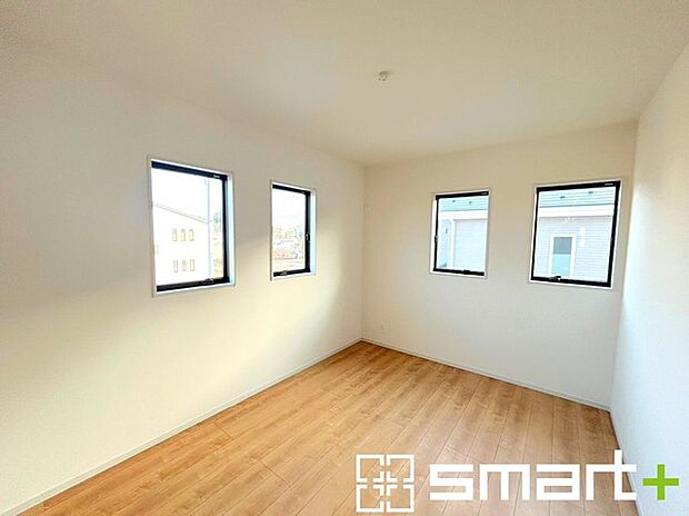 〜自然な風合いの洋室〜 ・ナチュラルな色彩で纏められた洋室は家具のコーディネートもしやすくなっております。 ・どんな家具にするか考えるだけでも楽しくなってきますね。 