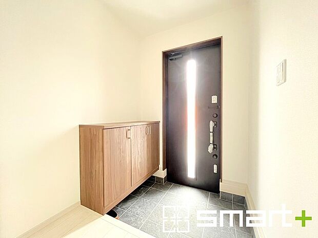 〜穏やかな陽が入る玄関〜 ・玄関ドアにガラス部分を設ける事で穏やかな陽の入る玄関になります。 ・シューズボックスはより大型のものへのご変更などご希望の方もお気軽にご相談くださいませ。