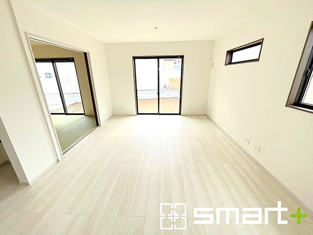 〜ゆとりある広さのLDK〜 ・隣接する和室を開放すると20帖超の広々とした空間に。ご家族が自然と集まる憩いのスペースになりそうですね。