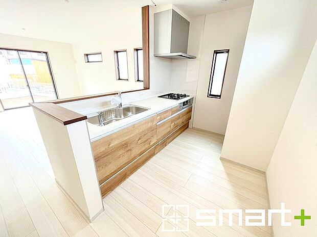 〜人気のカウンターキッチン〜 ・キッチンには余計な柱が無いので、リビングが見渡せ開放感のある造りとなっております。 ・蛇口には浄水器が内蔵されるなど機能面でも優れたキッチンです。 