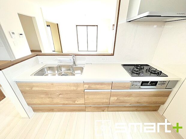 〜使い勝手の良いシステムキッチン〜 ・料理がしやすい設計のキッチンでお料理もはかどりますね。 ・もちろんキッチン下部は収納になっておりますので、フライパンなども収納可能です。 