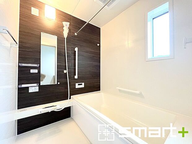 〜浴室乾燥機付きの浴室〜 ・浴室には乾燥機が付いているので雨の日でも洗濯物を干すことが可能です。 ・水はけの良い床材など機能面も充実。マイクロバルなどオプションもご相談くださいませ。