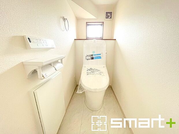 〜小窓付きの明るいトイレ〜 ・使用後や掃除の際に窓を開ければ、外からの新鮮な空気を取り込み素早く換気ができます。 