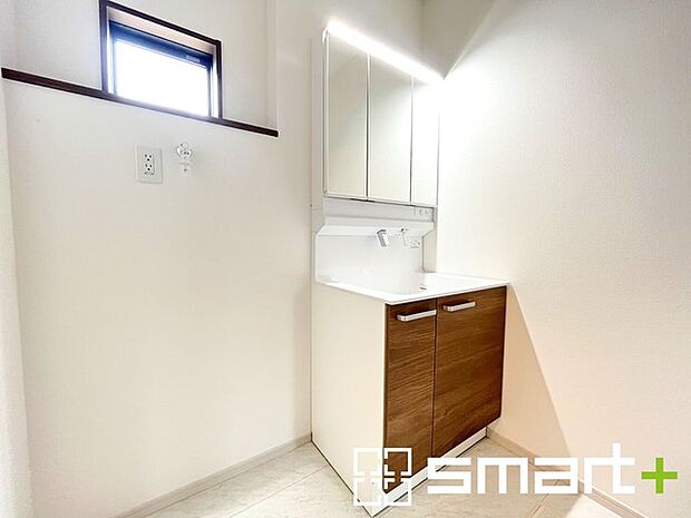 〜人気の三面鏡を採用〜 ・洗面台は三面鏡仕様なので鏡の角度を変える事で頭の後ろの方までご確認可能です。 ・鏡の裏が収納になっておりますので、洗面台周りもスッキリと片付きます。