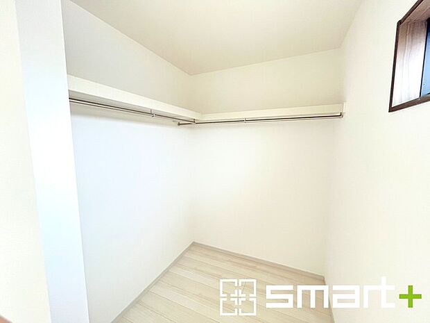 〜あると嬉しいウォークインクローゼット〜 ・大容量のウォークインクローゼット付。衣類をハンガーに掛けたまま収納できるのがうれしいですね。 ・季節ものや小物類なども整理整頓しやすく生活空間が広がります。