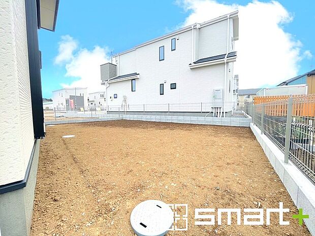 〜広々したお庭のある邸宅〜 ・余裕の敷地には広いお庭もご用意。 ・ガーデニングや安らぎの空間として、倉庫を置いたりと様々な活用が可能です。 ・人工芝の敷設などもお気軽にご相談くださいませ。