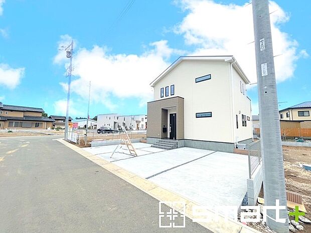 〜十分な広さのある前面道路〜 ・前面道路は約6ｍございますので、お車でのすれ違いも楽々で余計なストレスがかかりません。 ・日々お車での移動が多い方には大切なポイントですね。 