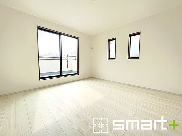 〜バルコニーに面した洋室〜 ・バルコニー側の大きな窓から穏やかな陽が差し込む明るい洋室はゆとりある広さの8帖。 ・ご夫婦やご兄弟でもゆったりとお過ごしいただけます。