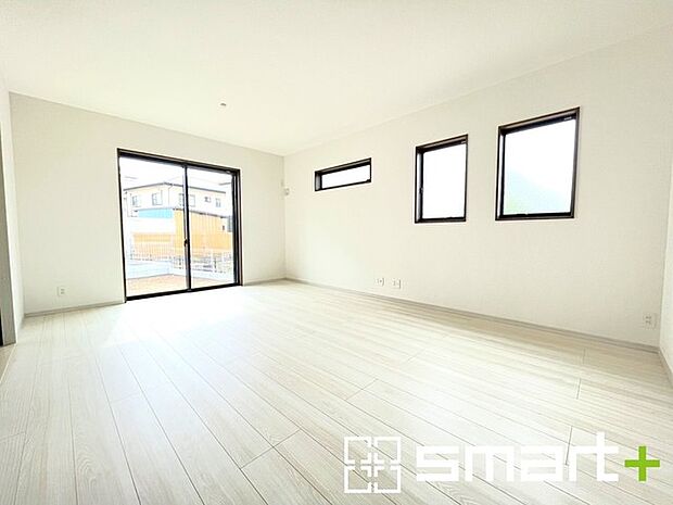 〜穏やかな陽の入るＬＤＫ〜 ・大きな窓のあるＬＤＫは陽当りも良好で明るい空間となっております。 ・ご家族団らんなど過ごす時間の多いＬＤＫが明るいのは嬉しいポイントですね。 