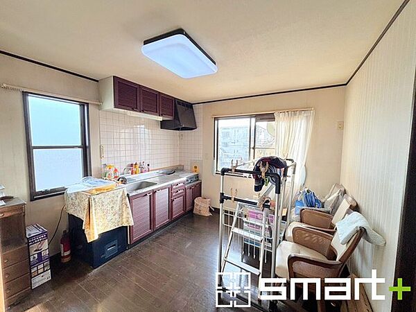 ～広々キッチンスペース～ ・キッチンスペースは余裕のある広さとなっており、キッチン内のでのすれ違いも楽々。 ・お料理や洗い物がしやすい設計となっております。