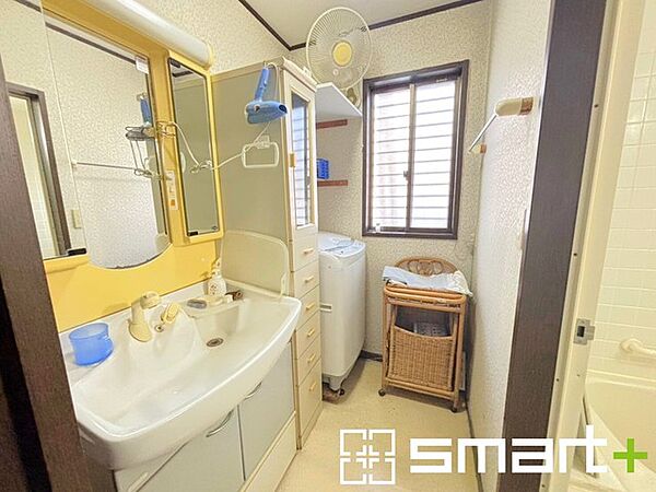 ～大きな鏡を採用した洗面台～ ・洗面台は大型鏡を採用する事でホテルライクな仕様に。大型の鏡で朝の準備などもはかどりますね。 ・洗面台下のパイプスペースは収納としてご利用可能です。