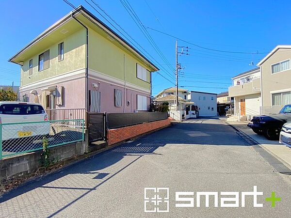 ～閑静な住宅街の立地～ ・周辺は閑静な住宅街となっておりますので、静かな暮らしをご実現いただけます。 ・前面道路の交通量も多くないので、小さなお子様がいるご家庭でもご安心ですね。